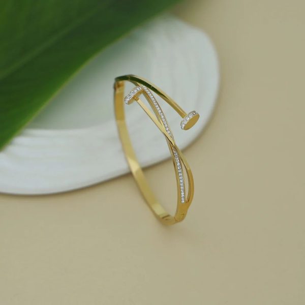 Stylish twisted handcuff